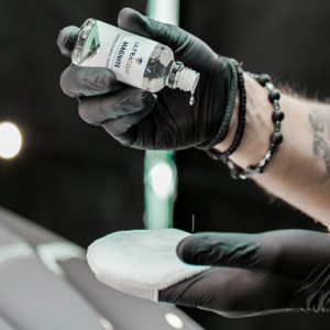 Skydda din bils lack med Ultracoat Magnite, en hybrid keramisk behandling som ger långvarigt skydd och glans. Upptäck skillnaden idag!