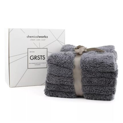 chemicalworkz Edgeless Towel 600GSM är inte bara ytterligare en kantlös mikrofiberhandduk. – Den höga luggen på båda sidor är särskilt fluffig och gjord av långa, mjuka mikrofibrer för att bättre absorbera och ta bort smutspartiklar från ytan som ska rengöras utan att skapa repor eller virvlar.