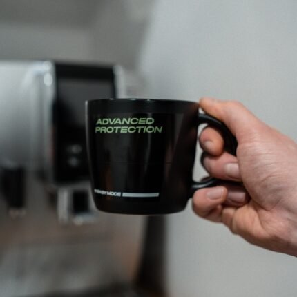 Starta dagen rätt med ULTRACOAT Kaffemugg – den perfekta muggen för alla bilvårdsentusiaster och proffs inom detailing. Tillverkad i högkvalitativ keramik rymmer muggen 300 ml, vilket gör den idealisk för morgonkaffet i verkstaden eller en kopp te hemma på kontoret.